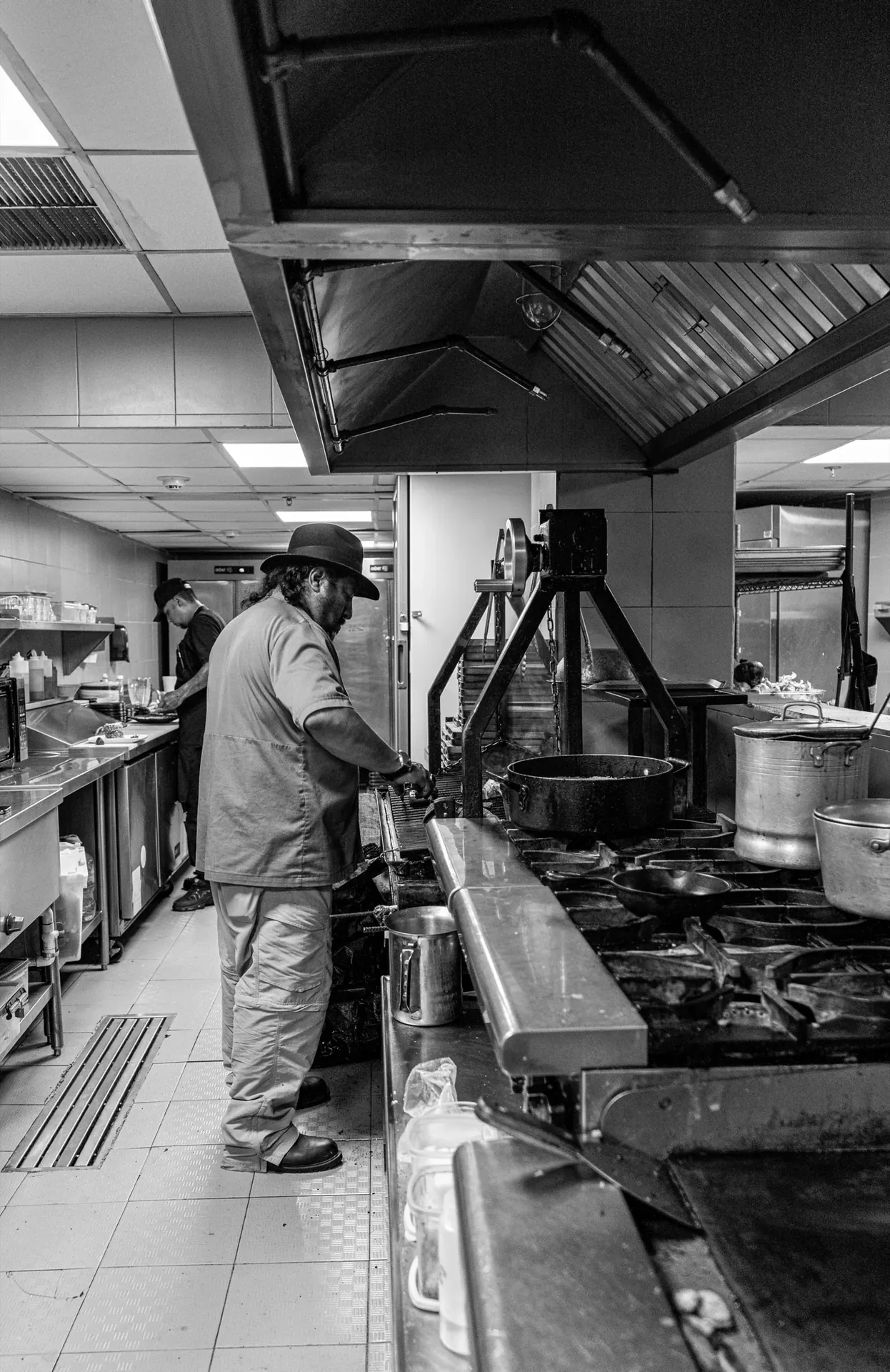 El chef de Gaucho Prime cocinando a la parrilla